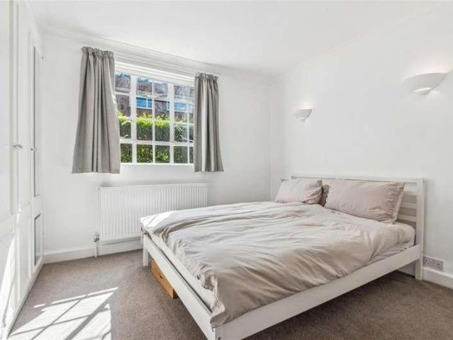 Flat for sale in London Borough of Ealing, Greater London