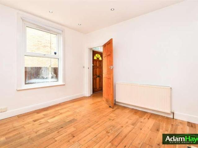 Flat for sale in North Finchley, Greater London
