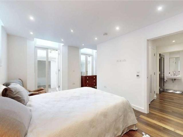 Flat for sale in Paddington, Greater London