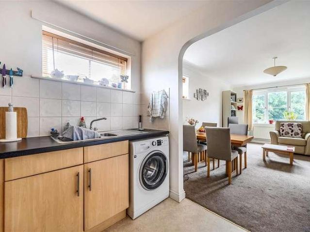 Flat for sale in Crowthorne, Bracknell Forest