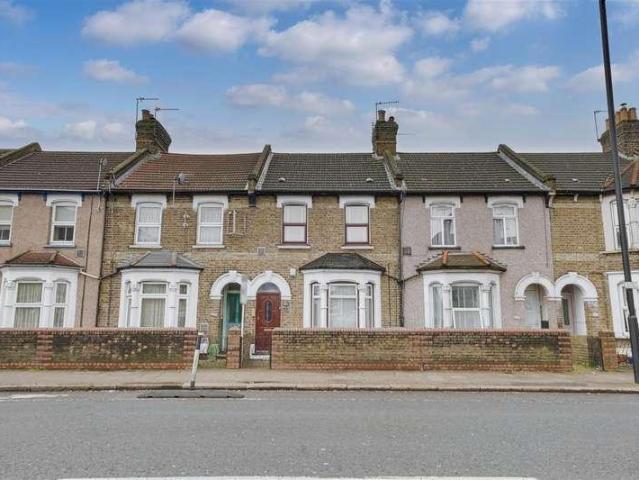 Flat for sale in Ponders End, Greater London