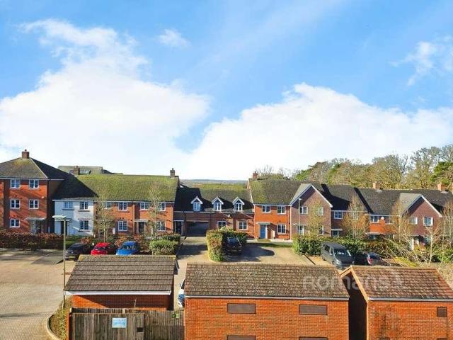 Flat for sale in Hart, Hampshire