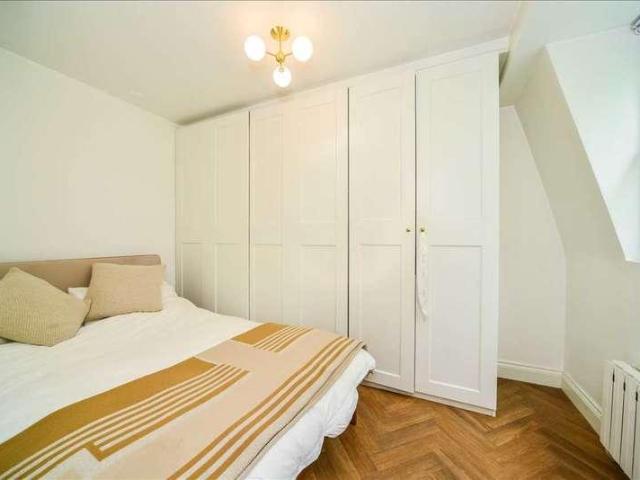 Flat for sale in Earl's Court, Greater London
