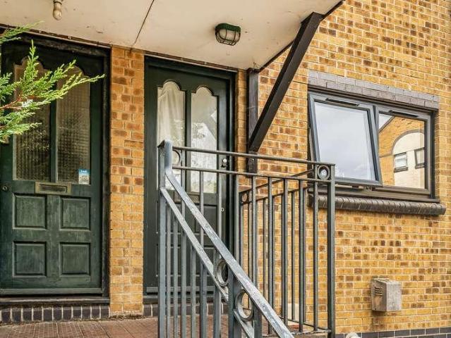 Flat for sale in Isle Of Dogs, Greater London