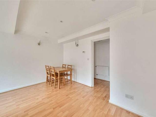 Flat for sale in Strawberry Hill, Greater London