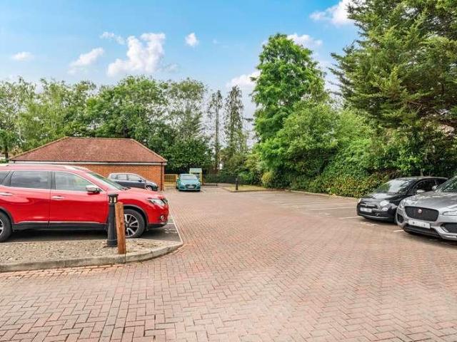 Flat for sale in Westborough, Surrey