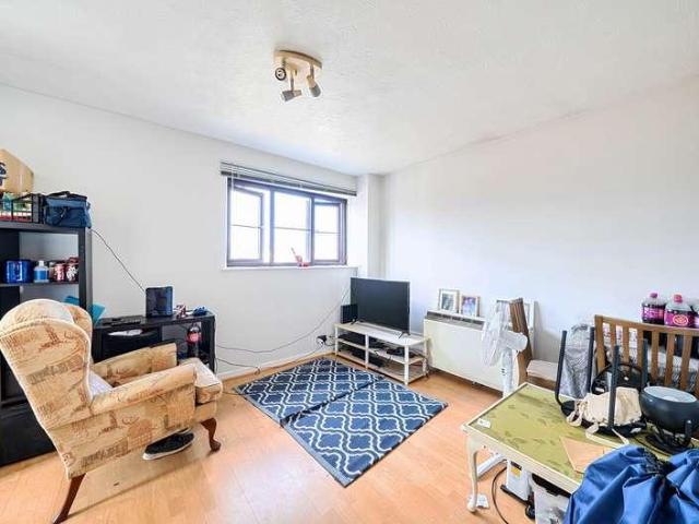 Flat for sale in Dunstable, Bedfordshire