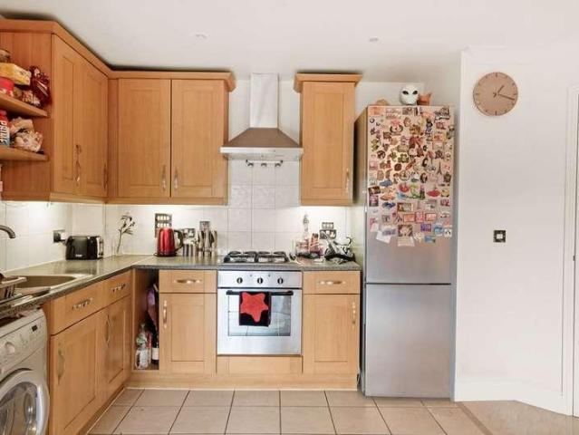 Flat for sale in Lane, Greater London