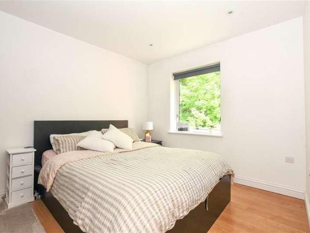 Flat for sale in Hillview, Surrey