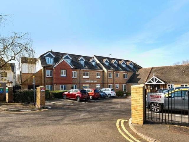 Flat for sale in Shepperton, Spelthorne