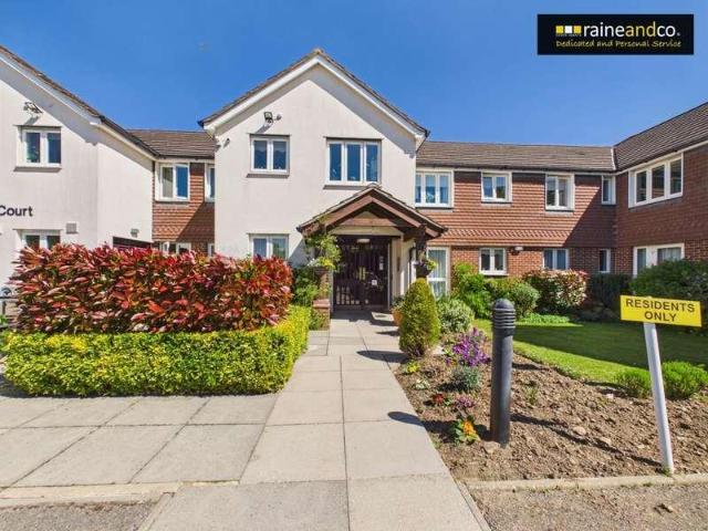 Flat for sale in Potters Bar, Hertfordshire