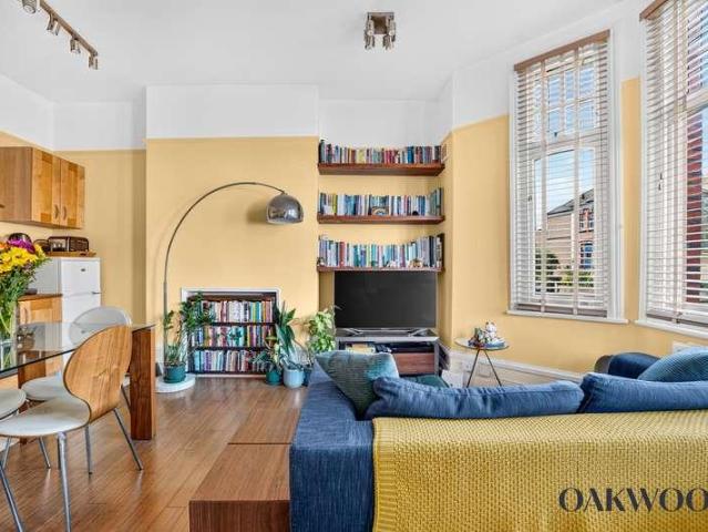 Flat for sale in Stamford Hill, Greater London