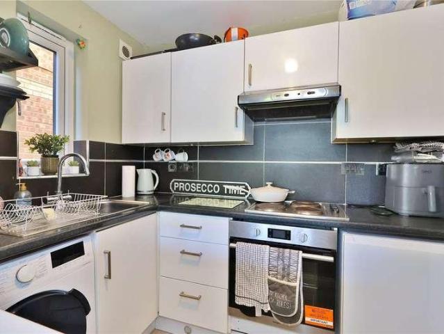 Flat for sale in Goldsworth Park, Woking