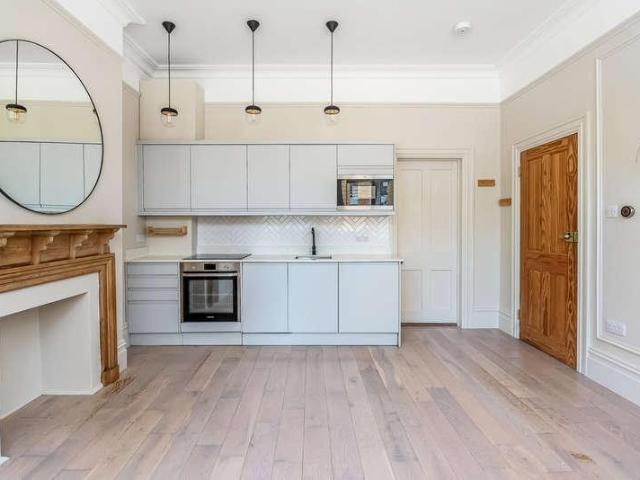Flat for sale in Sevenoaks, The Butts