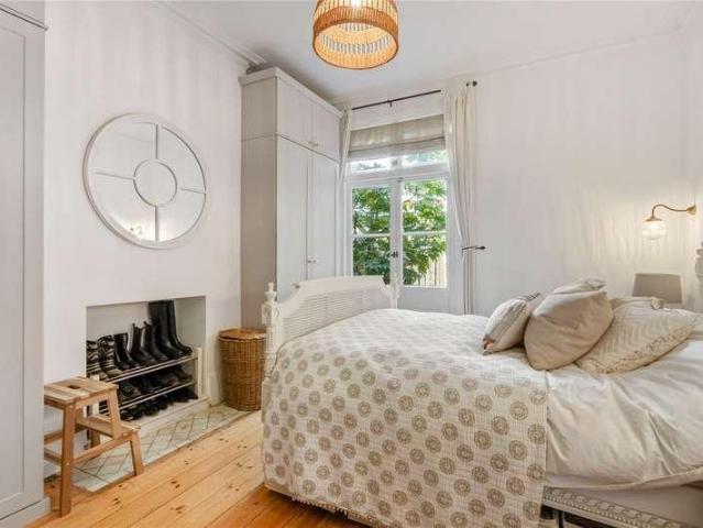 Flat for sale in London Borough of Lambeth, Greater London