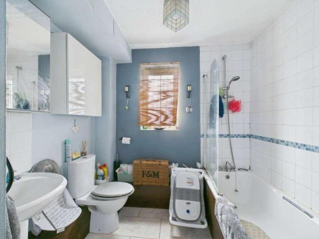 Flat for sale in Netley Hill, Eastleigh