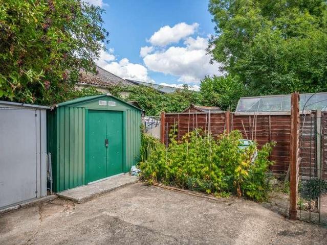 Flat for sale in Red Hill, Surrey