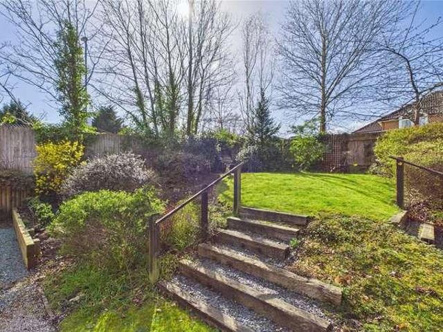 Flat for sale in Heol-las, Surrey