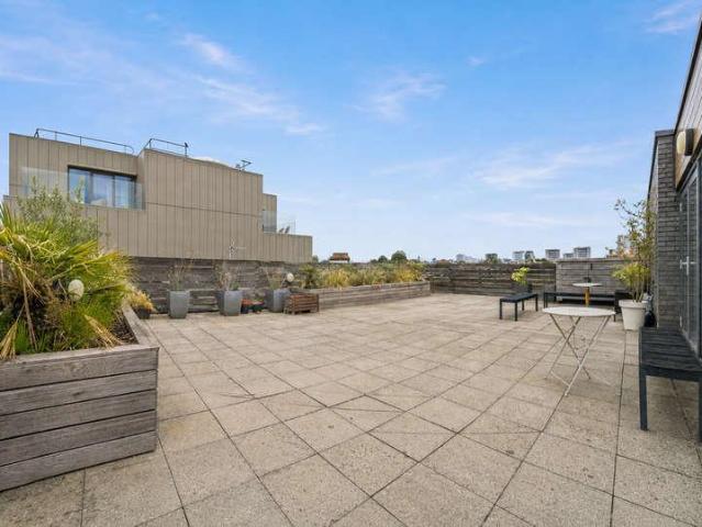 Flat for sale in Maida Hill, Greater London