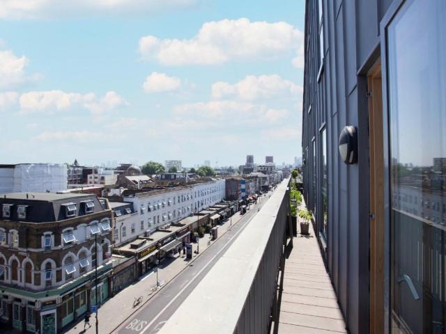 Flat for sale in Shacklewell, Greater London