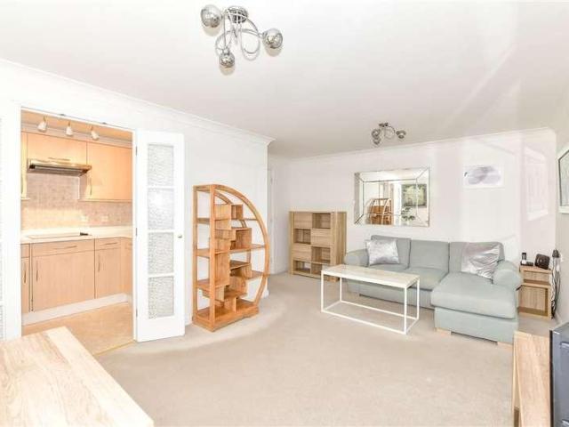Flat for sale in Arundel, Clapham