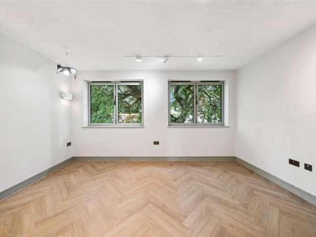 Flat for sale in Balham, Greater London