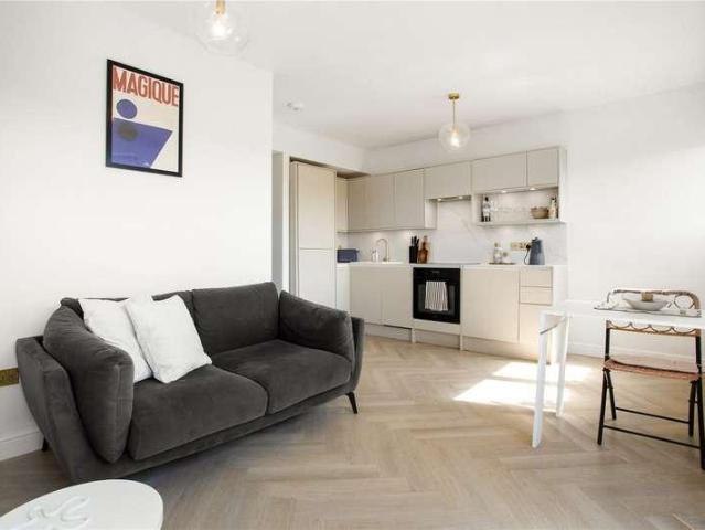 Flat for sale in Balham, Greater London