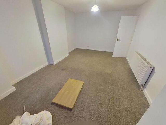 Flat for sale in Clarendon, Ash
