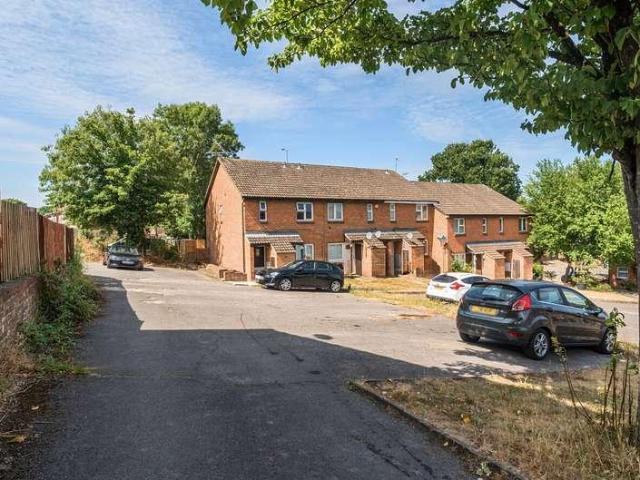 Flat for sale in Westborough, Surrey