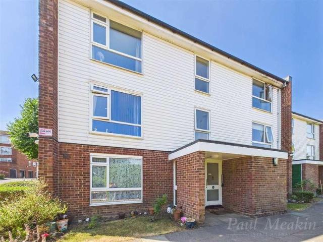 Flat for sale in London Borough of Croydon, Forestdale