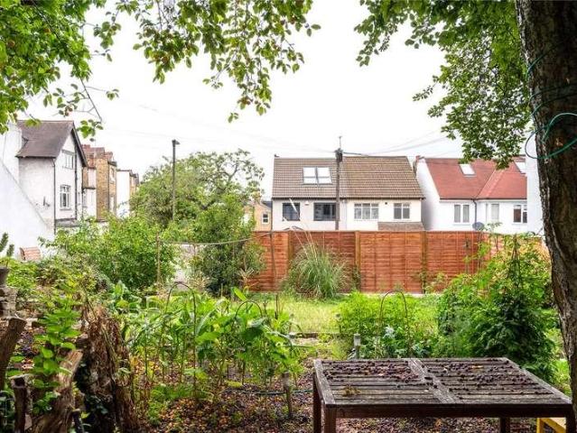 Flat for sale in Streatham, Greater London