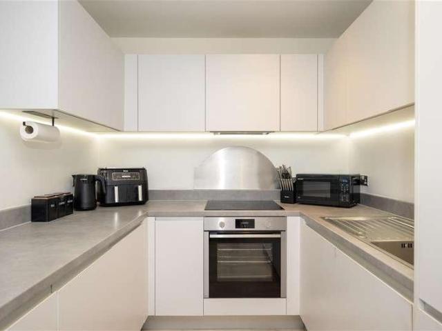 Flat for sale in London Borough of Croydon, Greater London