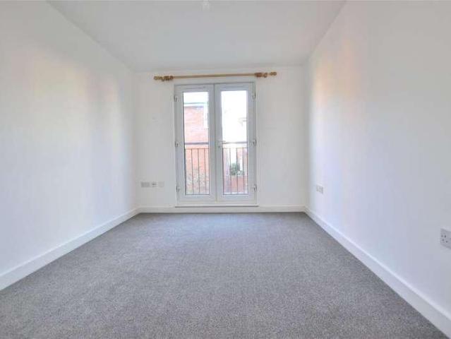 Flat for sale in Wotton, Gloucester