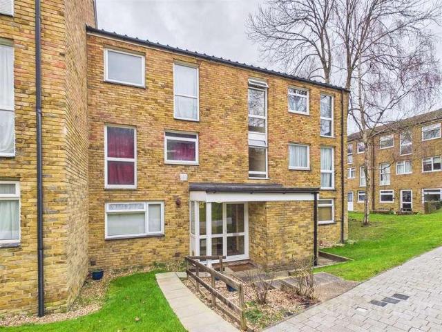 Flat for sale in London Borough of Croydon, Forestdale