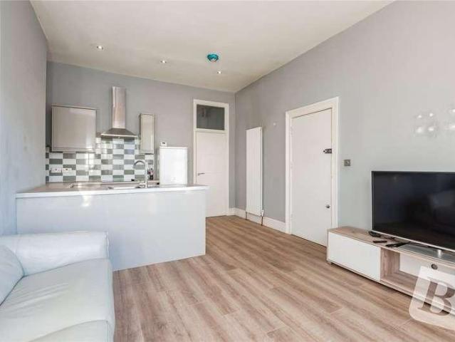 Flat for sale in Little Heath, Goodmayes