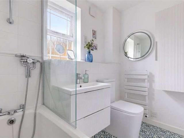 Flat for sale in Clapham Junction, Greater London