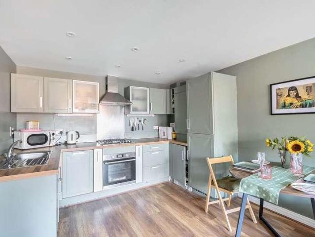 Flat for sale in Red Hill, Surrey