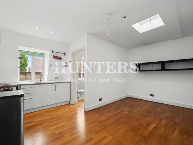 Flat for sale in Kentish Town, Greater London