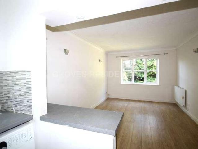 Flat for sale in New Malden, Greater London