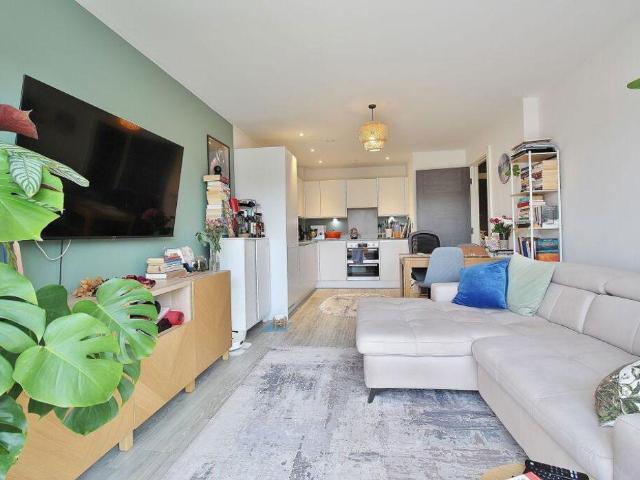 Flat for sale in London Borough of Hounslow, Spring Grove