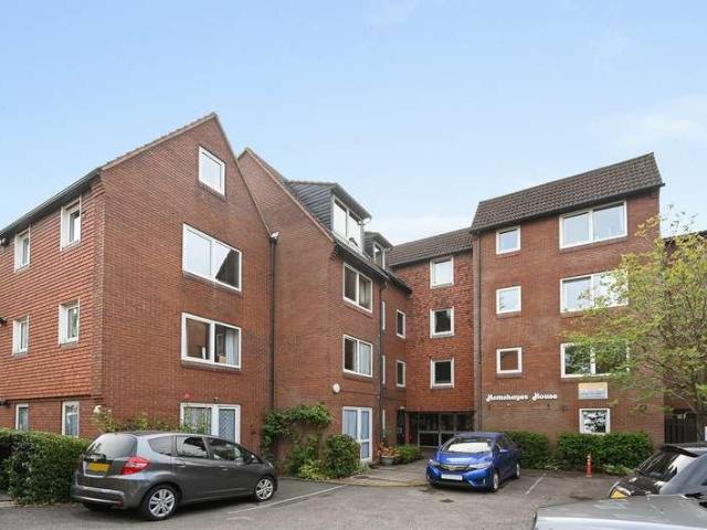Flat for sale in Hatch End, Greater London