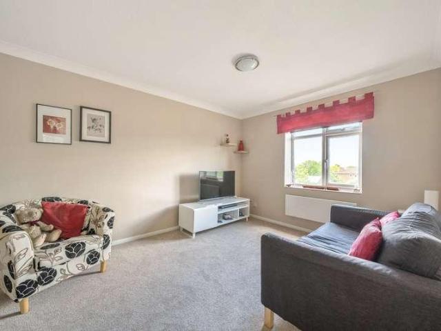 Flat for sale in Hampton Hill, Greater London