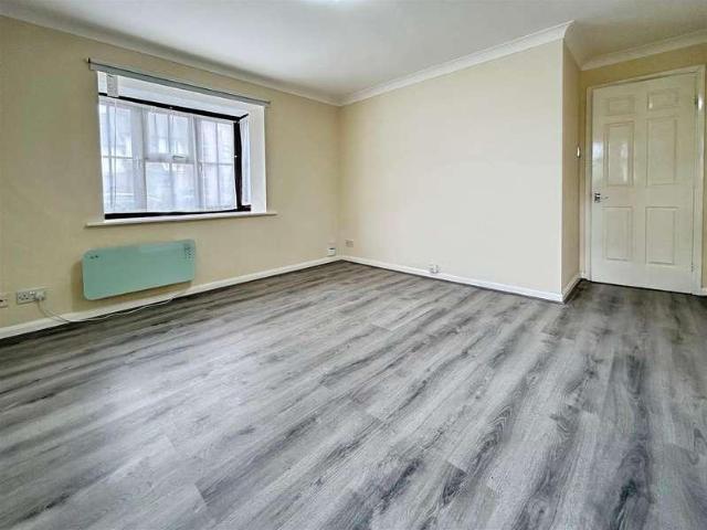 Flat for sale in Slough, Cippenham