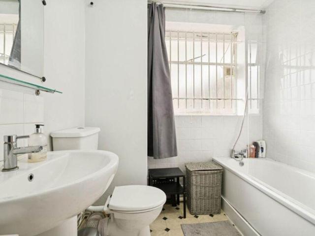 Flat for sale in Oval, Greater London