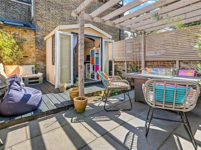Flat for sale in Clapham Junction, Greater London