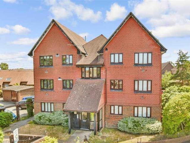 Flat for sale in London Borough of Croydon, Shirley