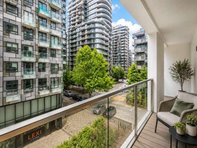 Flat for sale in Isle Of Dogs, Greater London