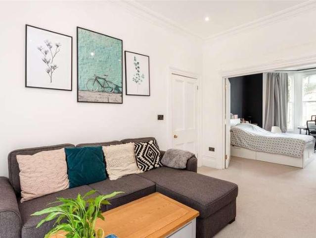 Flat for sale in Stockwell, Greater London