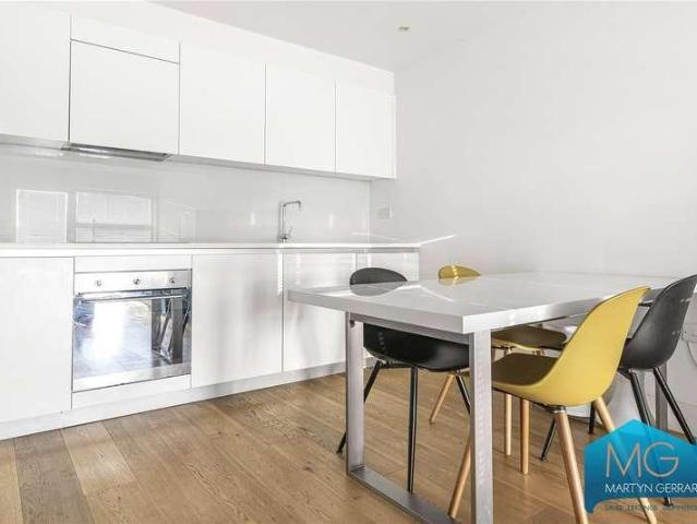 Flat for sale in Finsbury Park, Greater London