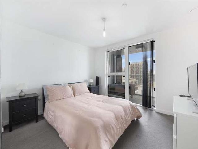 Flat for sale in East Greenwich, Greater London